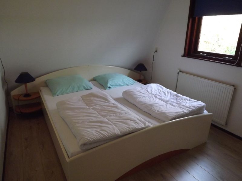 Comfortabele slaapkamer met tweepersoonsbed in Vakantiehuis Gortersmient 210, De Dennen, Texel.