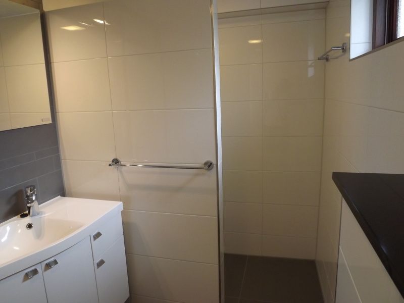 Moderne badkamer met douche in Vakantiehuis Gortersmient 210, De Dennen, Texel.