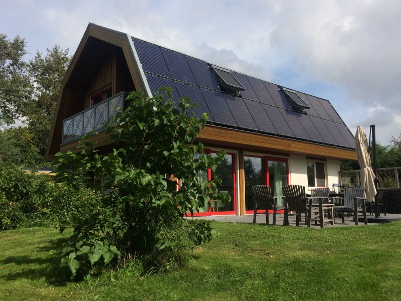 Vijverhof Ferienhaus fuer 6 Personen in De Dennen, Texel, mit sonniger Terrasse und gruenem Garten, ideal fuer einen entspannten Aufenthalt auf den Watteninseln.