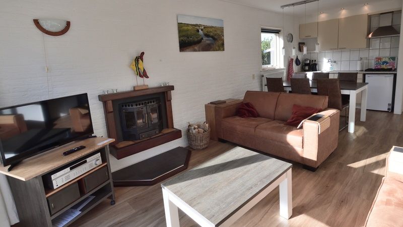 Woonkamer met open haard in Vakantiehuis de Parel 200, De Dennen Texel.