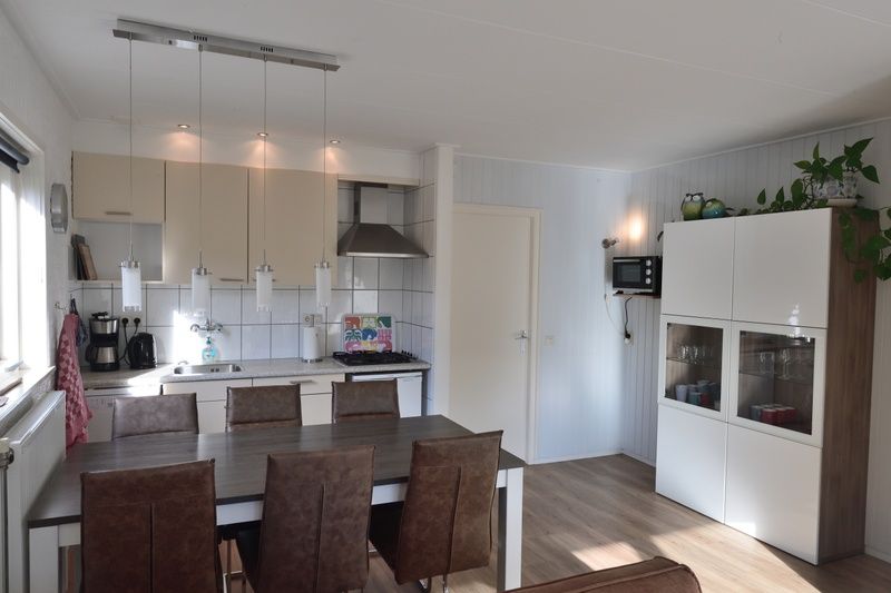 Moderne keuken in Vakantiehuis de Parel 200, De Dennen Texel met ruime eettafel.