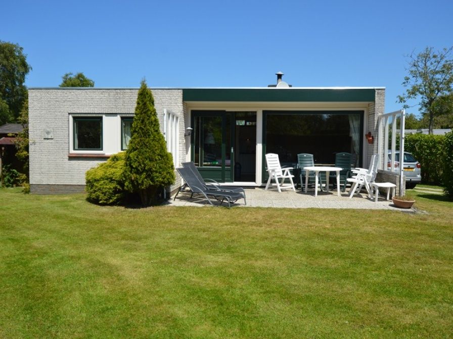 Ferienhaus de Parel 234 in De Dennen, Texel mit sonniger Terrasse und gruenem Garten.