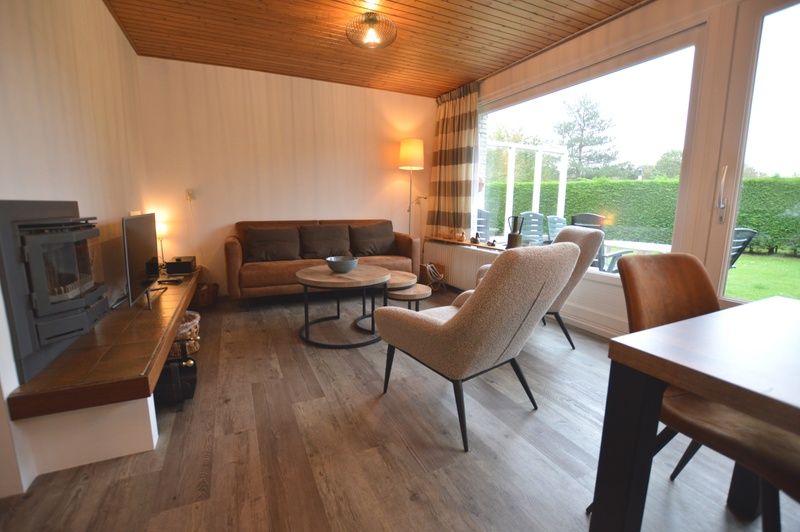 Gemuetliche Sitzecke im Ferienhaus de Parel 234, De Dennen, Texel mit grossen Fenstern.