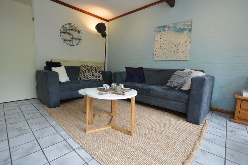 Stijlvolle zithoek in Bungalow Verste Coogh 56 in De Dennen, Texel, perfect voor ontspanning op de Waddeneilanden.