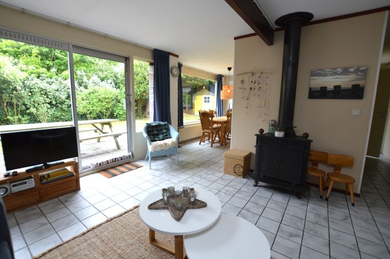 Ruime leefruimte in Bungalow Verste Coogh 56, De Dennen, Texel, met open zicht op de groene omgeving.