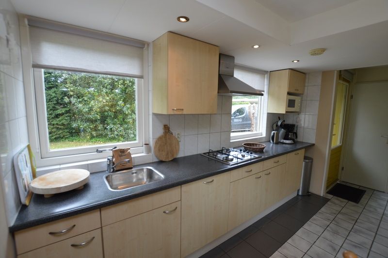 Moderne keuken in Bungalow Verste Coogh 56, De Dennen, Texel, volledig uitgerust voor een comfortabel verblijf.
