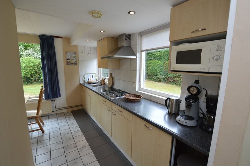 Praktische keuken in Bungalow Verste Coogh 56, De Dennen, Texel, met moderne apparatuur en veel werkruimte.