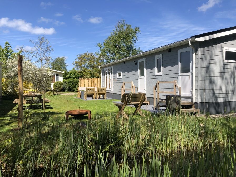 Geniet van de rust bij Vakantiepark de Bremakker - Bosveld 103, een sfeervol vakantiehuis in De Dennen, Texel, omgeven door groene natuur.