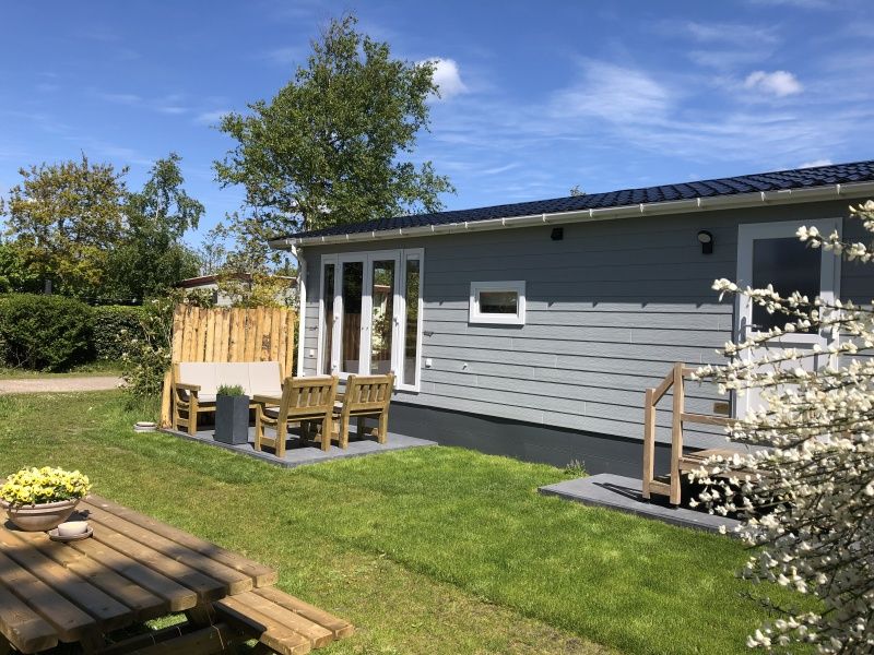 Vakantiepark de Bremakker - Bosveld 103, charmant vakantiehuis met zonnige tuin en terras in De Dennen, Texel, omgeven door natuur.
