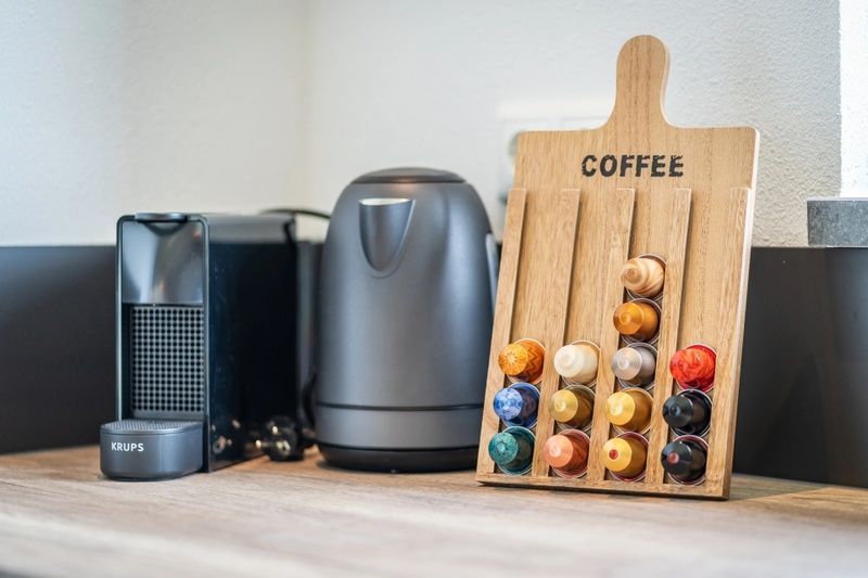 Koffiecorner met capsules in Vakantiepark De Koorn-aar Villa, De Dennen Texel.