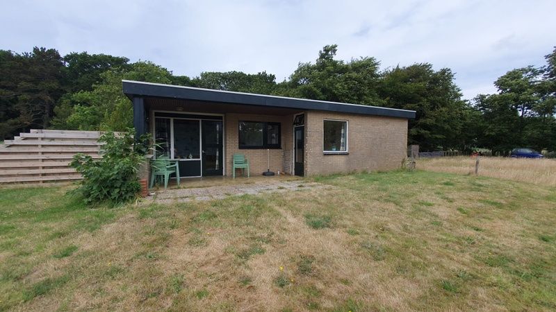 Weizicht Texel vakantiehuis in De Dennen, Texel, met terras en omringd door natuur op de Waddeneilanden.
