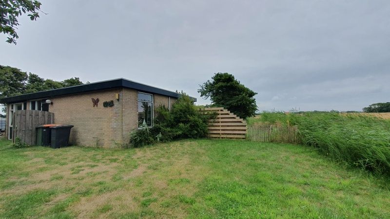 Weizicht Texel vakantiehuis in De Dennen, Texel met groene tuin en uitzicht op weelderige natuur op de Waddeneilanden.