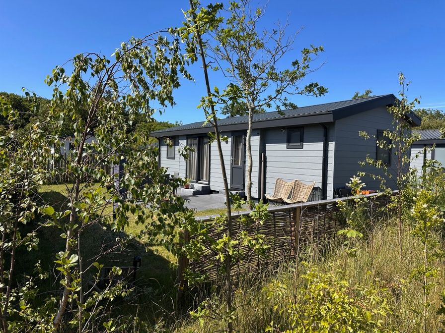 Ferienpark de Bremakker - Chalet Wulk - Bosveld 145 in De Dennen, Texel mit moderner Einrichtung und gruener Umgebung.