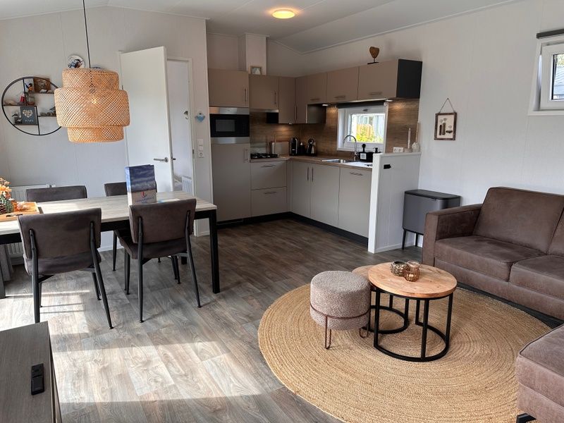 Gemuetliche Kueche und Essbereich im Chalet Wulk, Vakantiepark de Bremakker, De Dennen, Texel mit modernem Design.