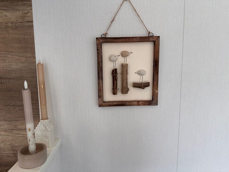 Die kunstvolle Wanddekoration im Chalet Wulk, Vakantiepark de Bremakker, Texel, verleiht dem Raum Charme.