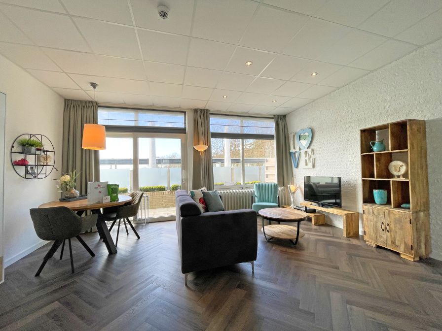 Gemuetliches Wohnzimmer im Appartement Bos en Duin 02, De Dennen, Texel mit moderner Einrichtung und viel Licht.