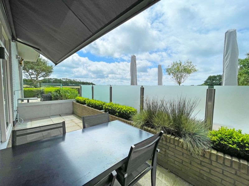 Blick von der Terrasse des Appartements Bos en Duin 02, De Dennen, Texel mit gruener Natur und Privatsphaere.