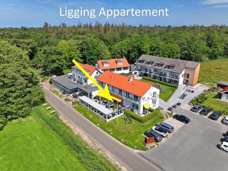 Luftaufnahme der Lage des Appartements Bos en Duin 02, De Dennen, Texel, umgeben von Natur.