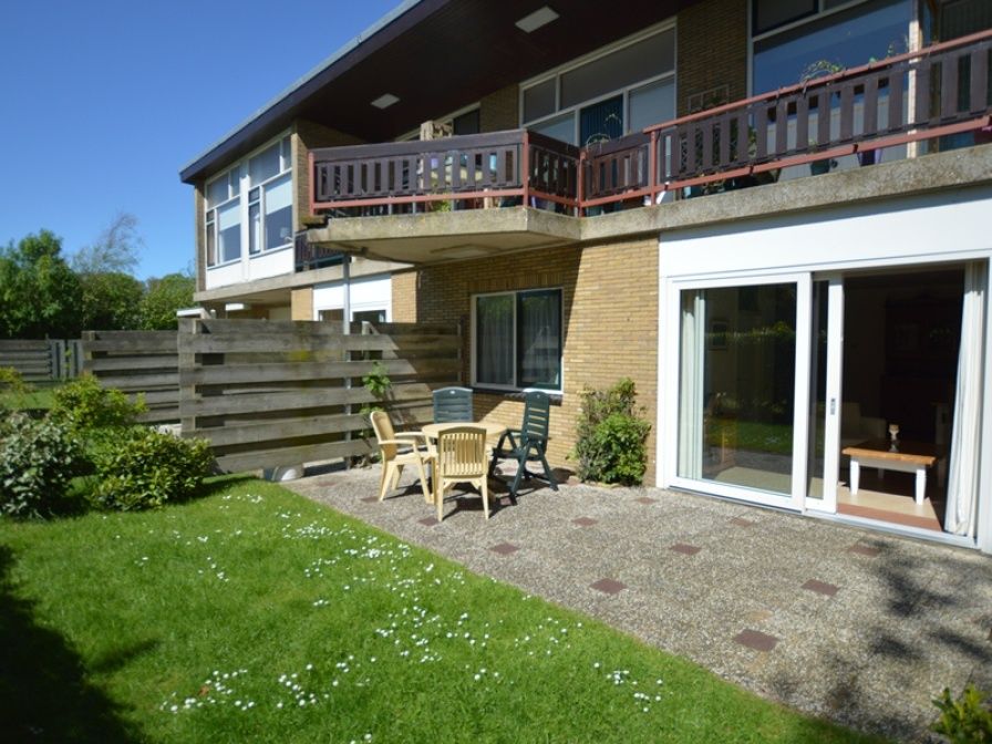 Vakantiehuis Roos in De Dennen, Texel met zonnig terras en groene tuin.