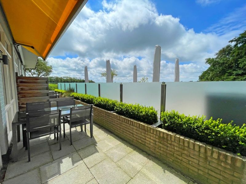 Aussenterrasse des Appartements Bos en Duin 03, De Dennen, Texel mit gruener Umgebung und Privatsphaere.