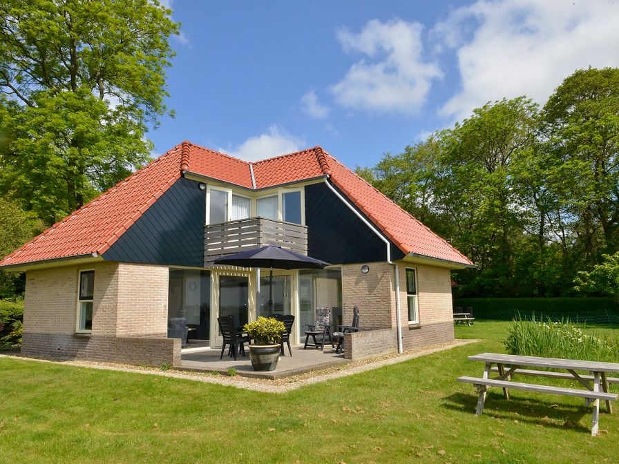Ferienhaus Roodborstje in De Dennen, Texel mit grosser Terrasse und gruener Umgebung.
