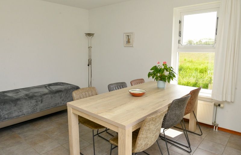 Gemuetliche Essecke im Ferienhaus Roodborstje, De Dennen, Texel mit Tageslicht.