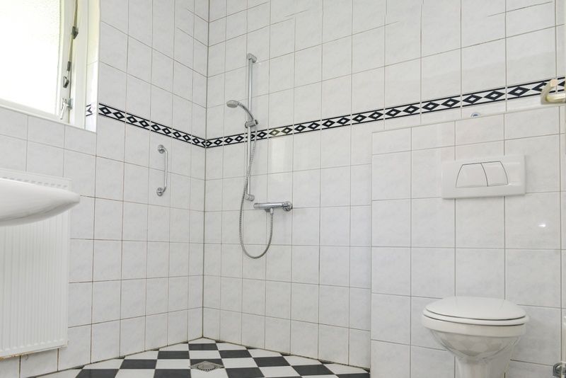 Moderne, geflieste Dusche im Ferienhaus Roodborstje, De Dennen, Texel.