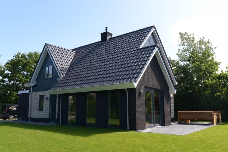Ferienhaus im Bungalowpark 't Hoogelandt - De Zandkes, De Dennen, Texel mit schoener Architektur und grossem Garten.