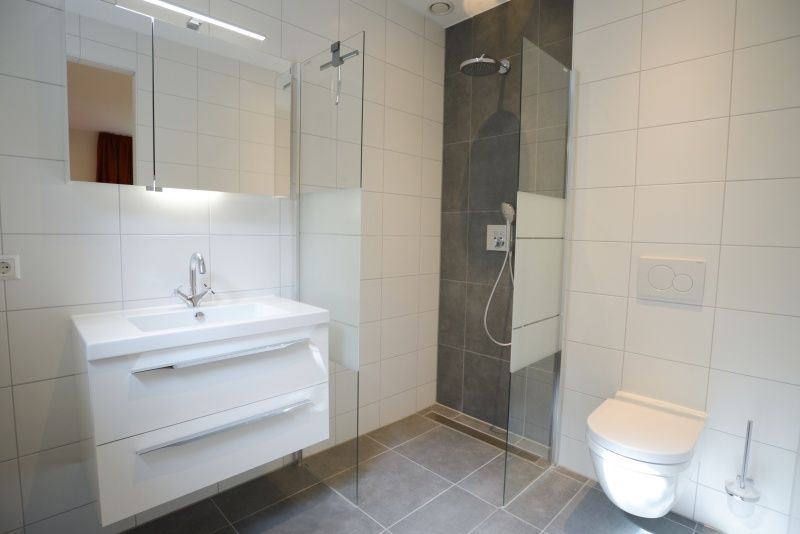 Elegantes Badezimmer mit begehbarer Dusche im Bungalowpark 't Hoogelandt - De Zandkes, De Dennen, Texel.