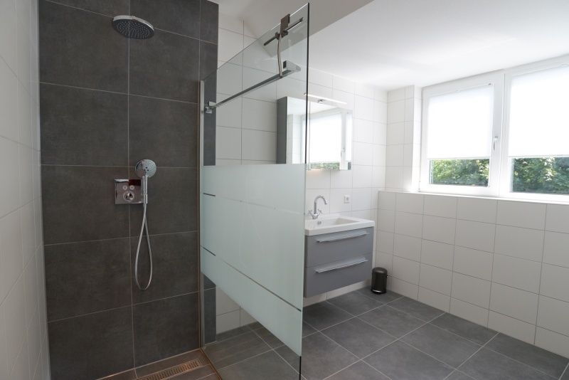 Geraeumiges Badezimmer mit Tageslicht im Bungalowpark 't Hoogelandt - De Zandkes, De Dennen, Texel.