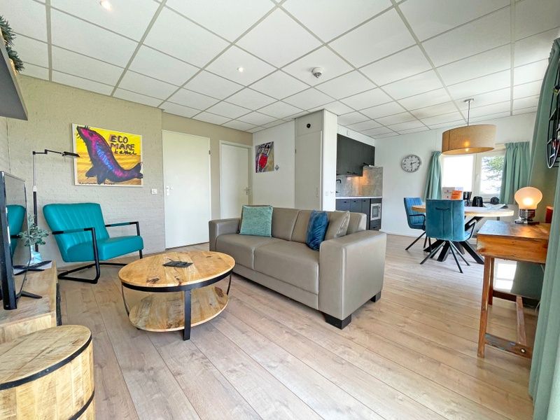 Helles Wohnzimmer der Ferienwohnung Bos en Duin 16 in De Dennen Texel mit gemuetlicher Sitzecke.