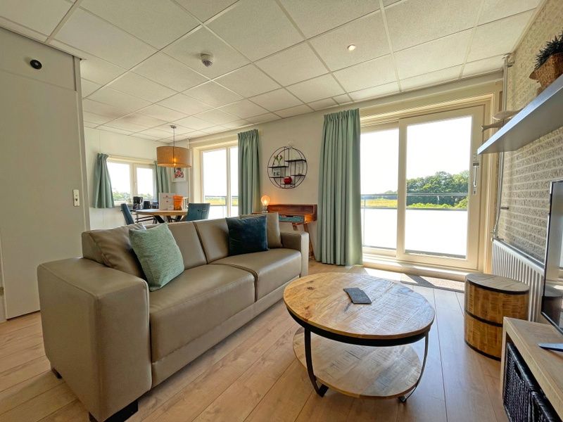 Esszimmer im Appartement Bos en Duin 16 in De Dennen Texel mit Blick auf die Texeler Landschaft.