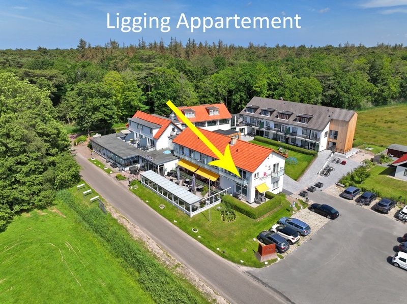 Aussenbereich des Appartements Bos en Duin 16 in De Dennen Texel mit Terrasse und Zugang zur Natur.