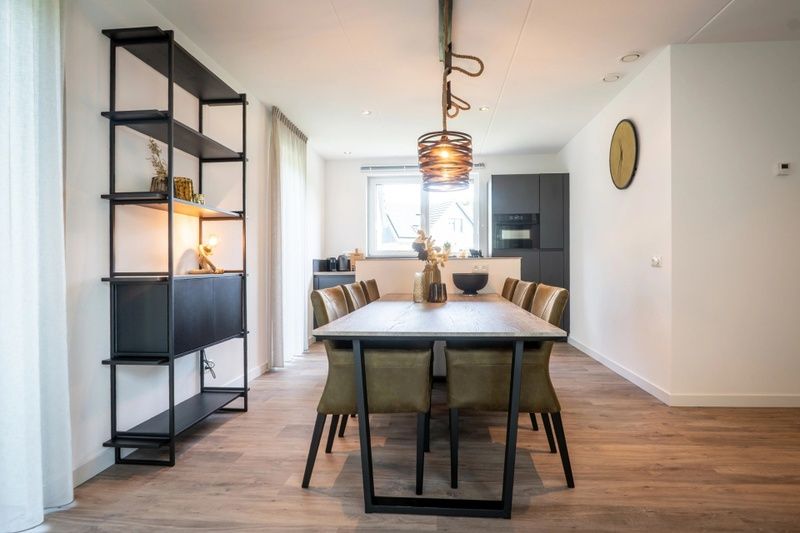 Eetkamer in Vakantiepark De Koorn-aar villa, Texel, met moderne inrichting en veel lichtinval.