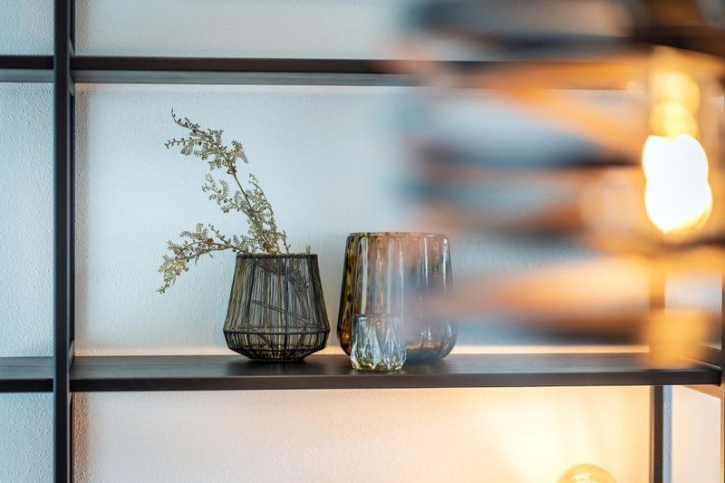 Decoratieve details in Vakantiepark De Koorn-aar villa, Texel, met stijlvolle accessoires.