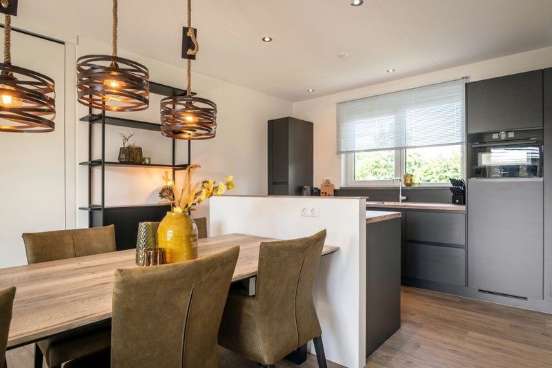 Moderne keuken in Vakantiepark De Koorn-aar villa, Texel, met complete uitrusting voor een aangenaam verblijf.