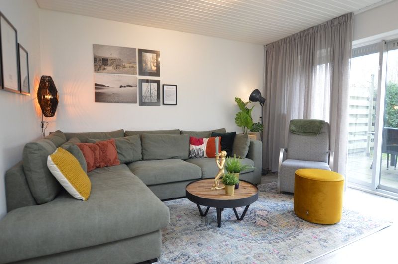 Cozy living room in vacation home Gerritslanderdijkje 146 - Salty Dog, De Dennen, Texel with comfortable sofa.