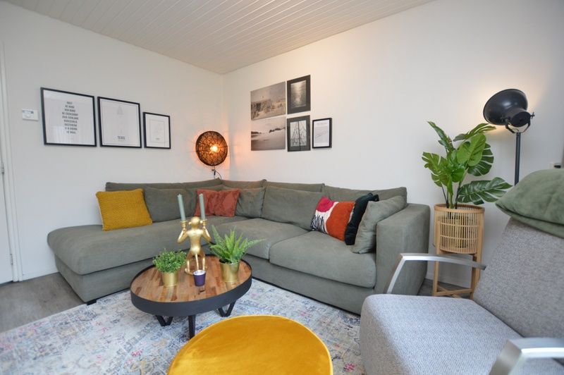 Stylish sitting area in vacation home Gerritslanderdijkje 146 - Salty Dog, De Dennen, Texel with colorful cushions.