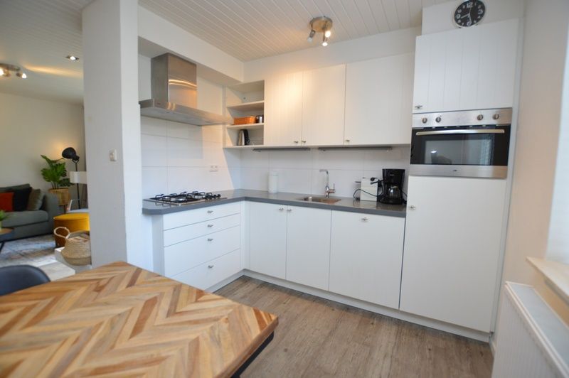 Fully equipped kitchen in Gerritslanderdijkje 146 - Salty Dog, De Dennen, Texel with modern appliances.