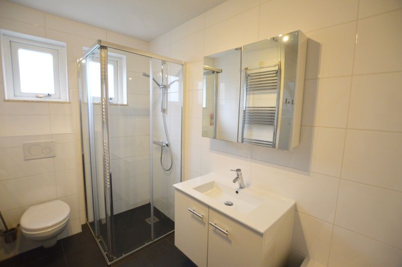 Modern bathroom in Gerritslanderdijkje 146 - Salty Dog, De Dennen, Texel with shower and sink.