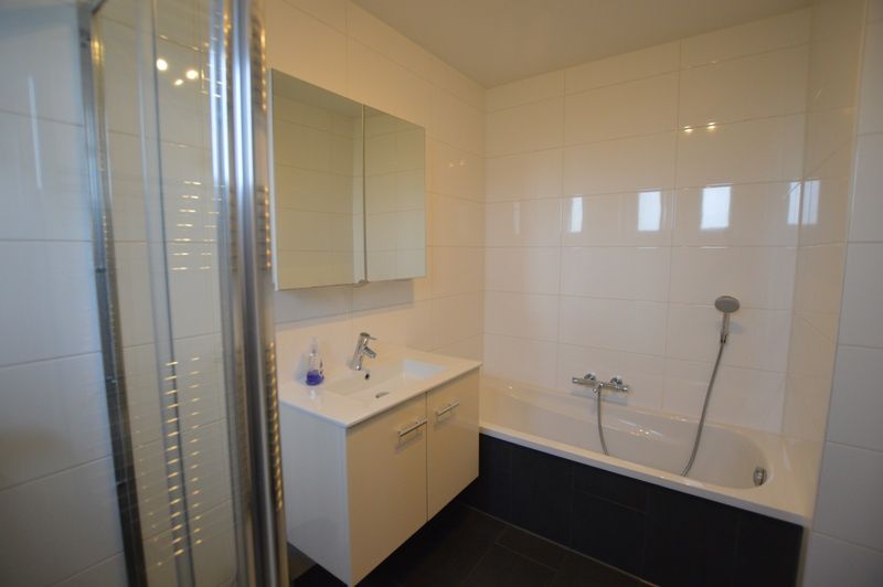 Luxury bathroom with bath and shower in vacation home Gerritslanderdijkje 146 - Salty Dog, De Dennen, Texel.