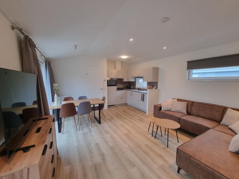 Open keuken en zithoek in Vakantiepark de Bremakker, Weideveld 75, Texel, ideaal voor ontspanning en gezelligheid.