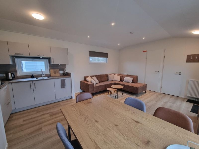 Moderne keuken en ruime woonkamer in Vakantiehuis de Bremakker, De Dennen, Texel, perfect voor familievakanties.