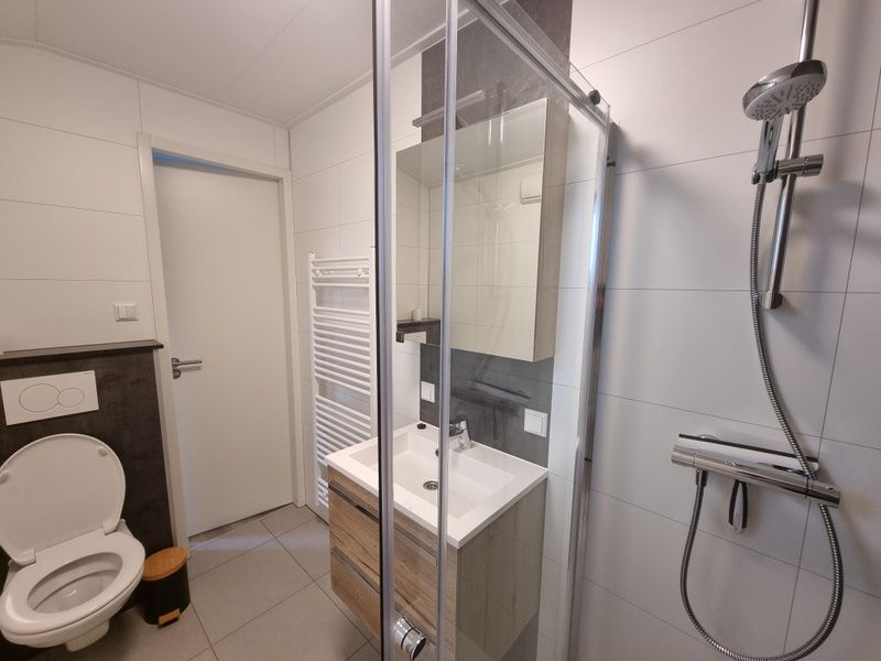 Moderne badkamer met douche en wastafel in Vakantiepark de Bremakker, Weideveld 75, Texel, voor optimaal comfort.