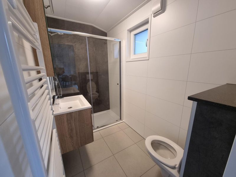 Stijlvolle badkamer met inloopdouche in Vakantiehuis de Bremakker, De Dennen, Texel, voorzien van moderne faciliteiten.