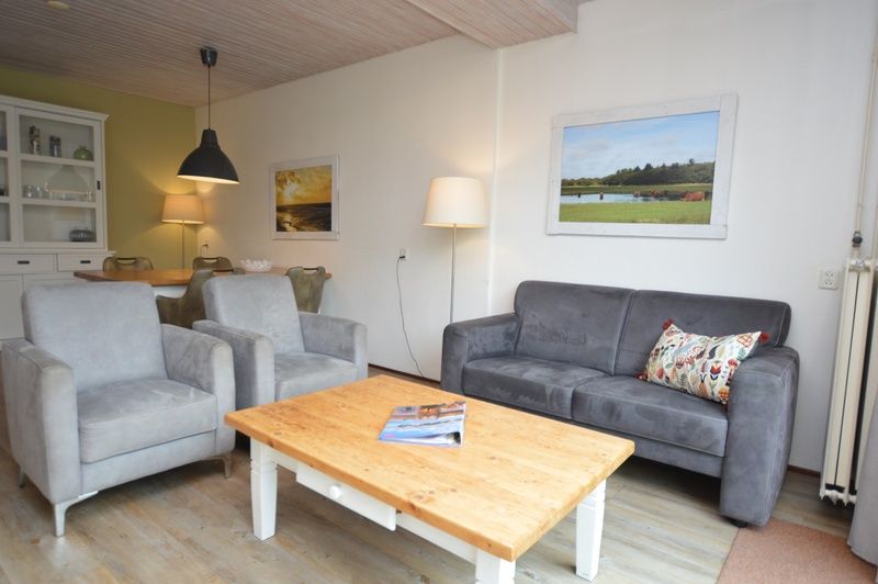Gezellige zithoek in vakantiehuis Roos, De Dennen, Texel met comfortabele banken.