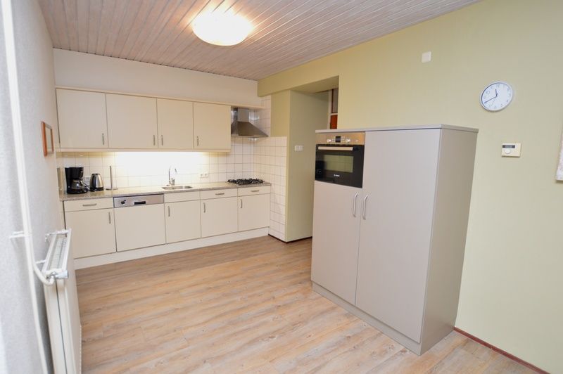 Volledig uitgeruste keuken in vakantiehuis Roos, De Dennen, Texel met moderne apparatuur.