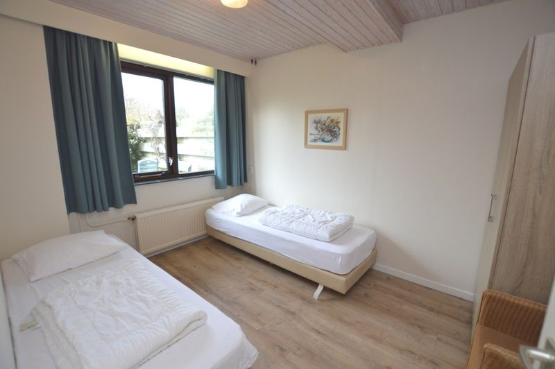 Slaapkamer met twee bedden in vakantiehuis Roos, De Dennen, Texel.