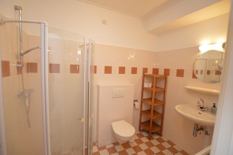 Moderne badkamer in vakantiehuis Roos, De Dennen, Texel met douchecabine.