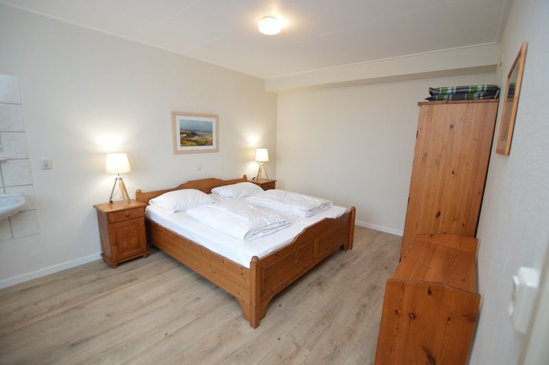 Hoofdslaapkamer in vakantiehuis Roos, De Dennen, Texel met comfortabel tweepersoonsbed.
